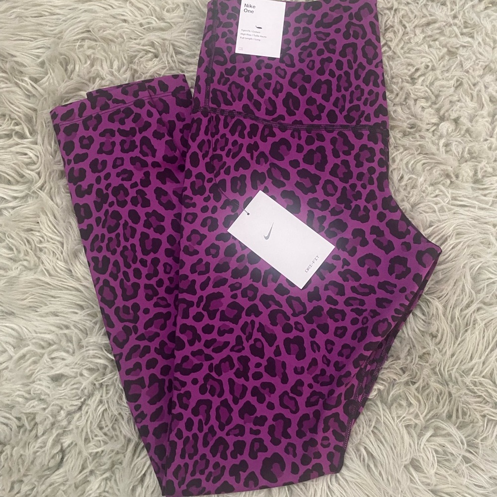 Nike leggings NWT SIZE MEDIUM